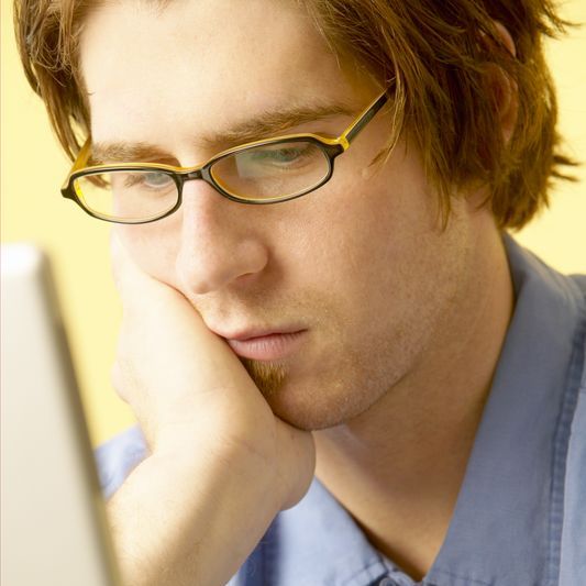 Illustrasjonsfoto: Ung mann betenkt foran datamaskin